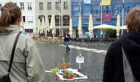 Symbolisches Grab auf dem Augsburger Rathausplatz