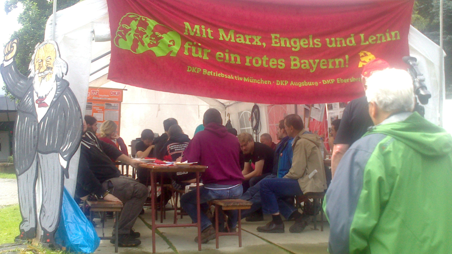 Das Zelt der Roten aus Südbayern – mitveranstaltet von der DKP Augsburg